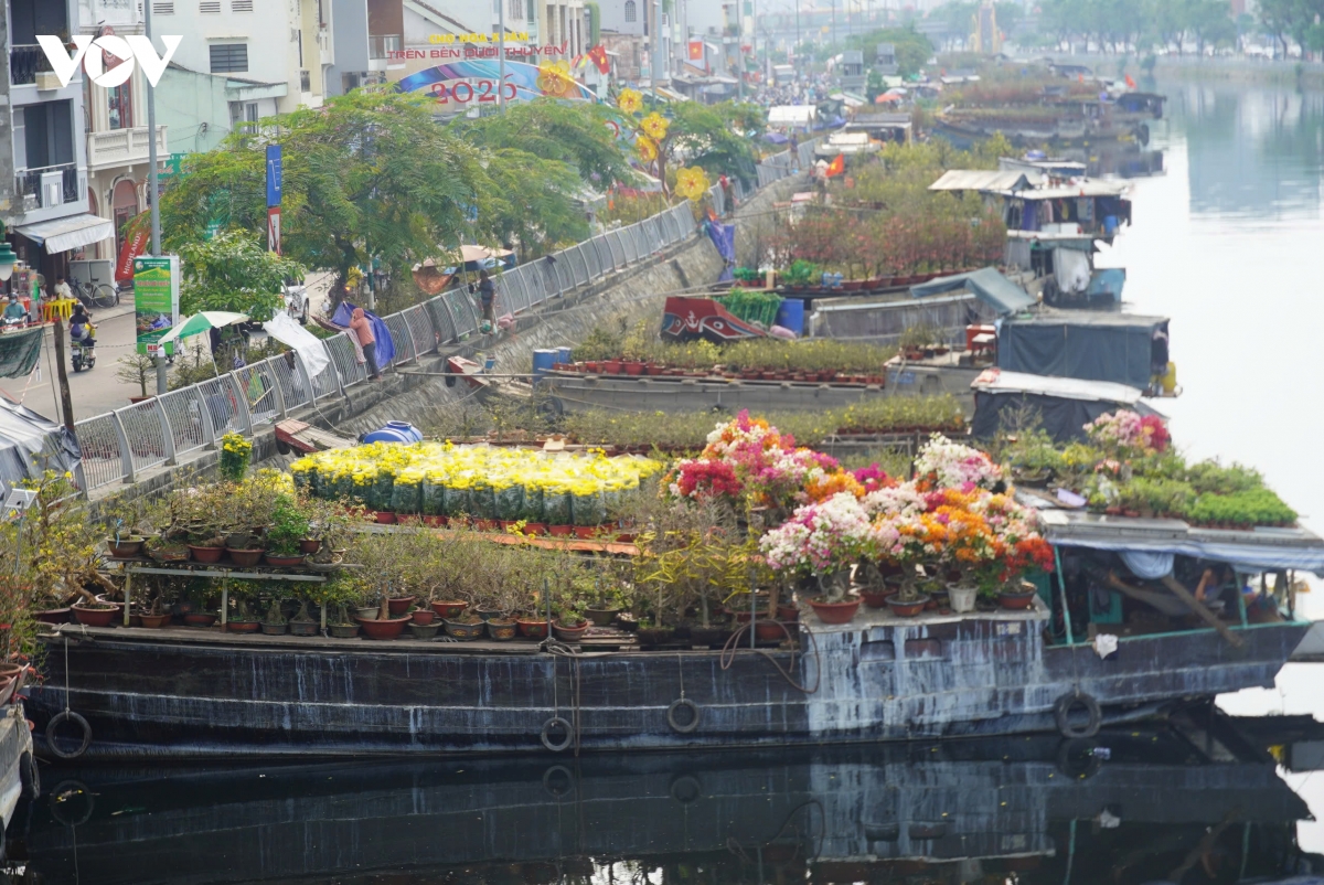 cho hoa tren ben duoi thuyen o tp.hcm tap nap nhung ngay can tet hinh anh 1