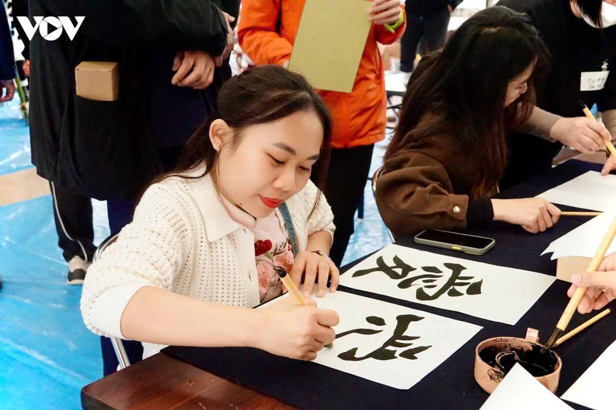 khong khi tet viet tran ngap khap cac dia phuong cua nhat ban hinh anh 7