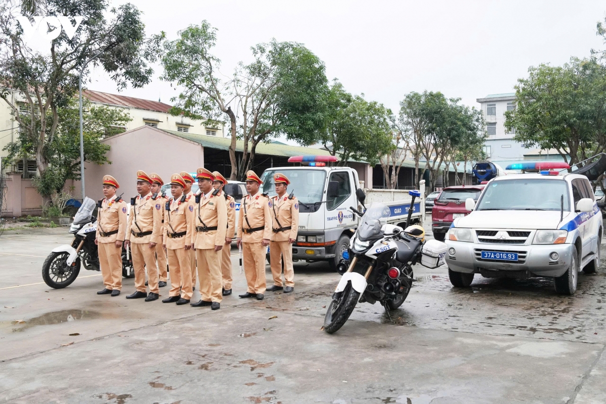 canh sat giao thong nghe an kiem tra nong do con tu sang mung 1 tet hinh anh 1
