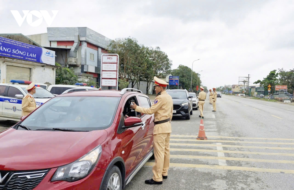 Cảnh sát giao thông Nghệ An kiểm tra nồng độ cồn từ sáng mùng 1 Tết