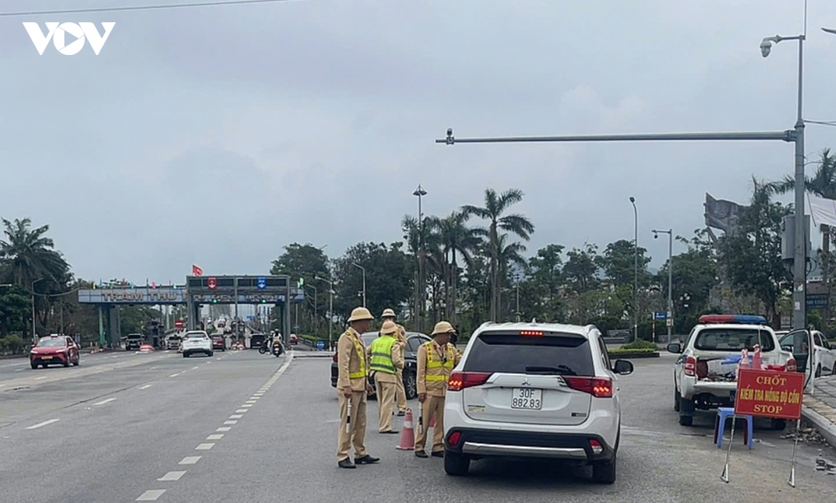 canh sat giao thong nghe an kiem tra nong do con tu sang mung 1 tet hinh anh 4