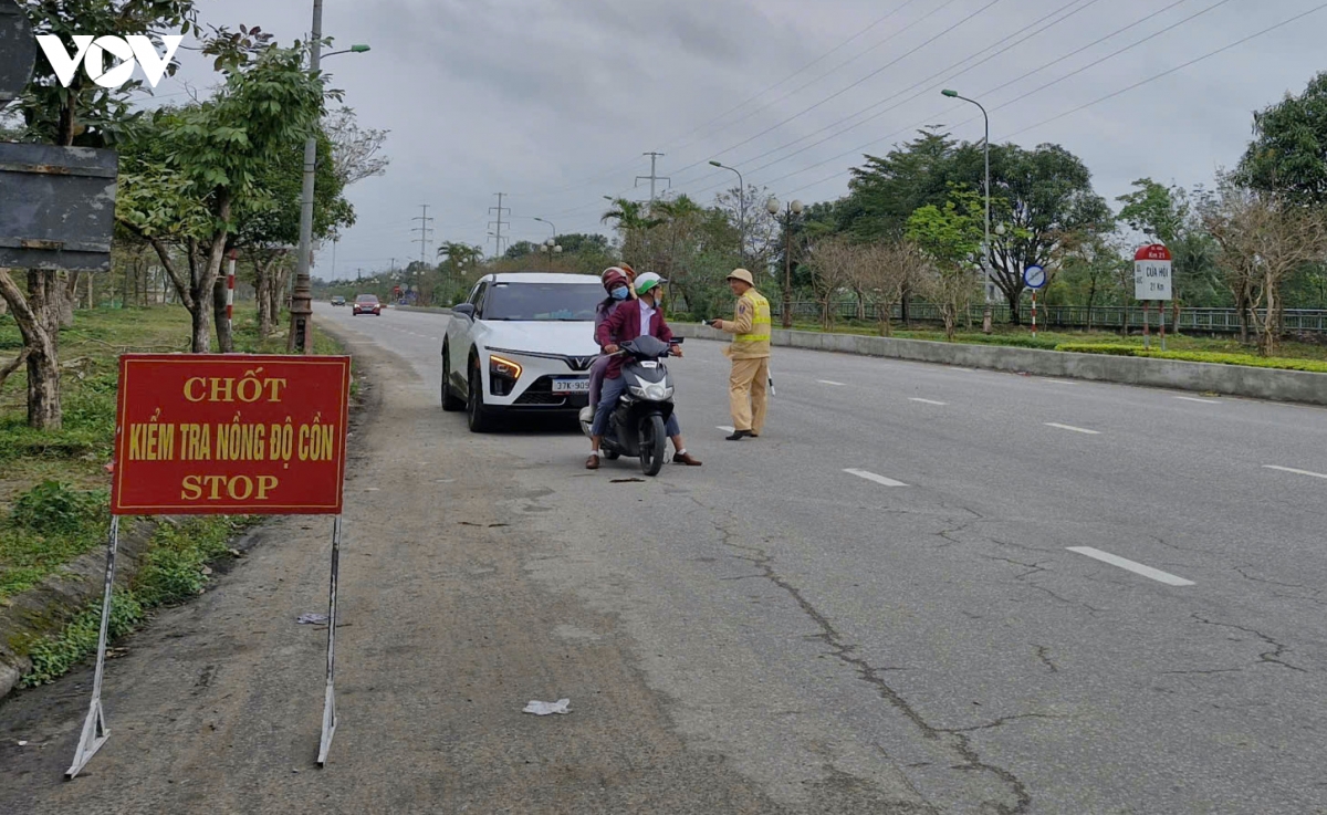 canh sat giao thong nghe an kiem tra nong do con tu sang mung 1 tet hinh anh 5