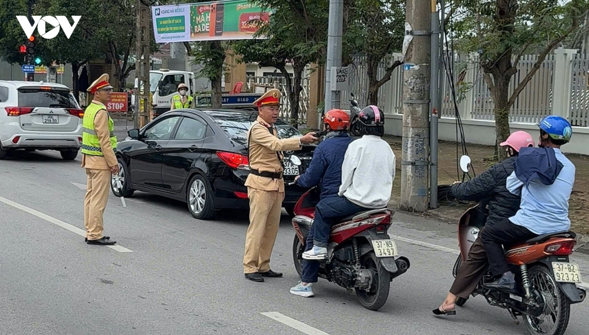 canh sat giao thong nghe an kiem tra nong do con tu sang mung 1 tet hinh anh 8