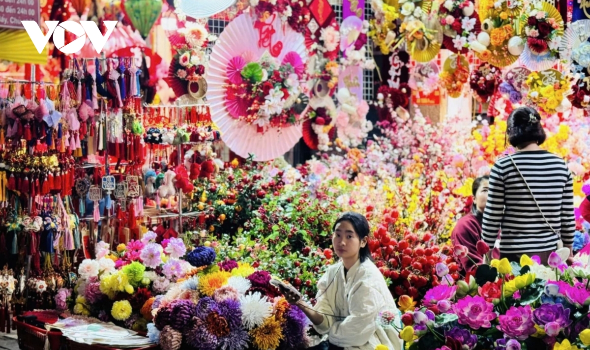 spring colours spread across hanoi s old quarter ahead of lunar new year 2026 picture 4