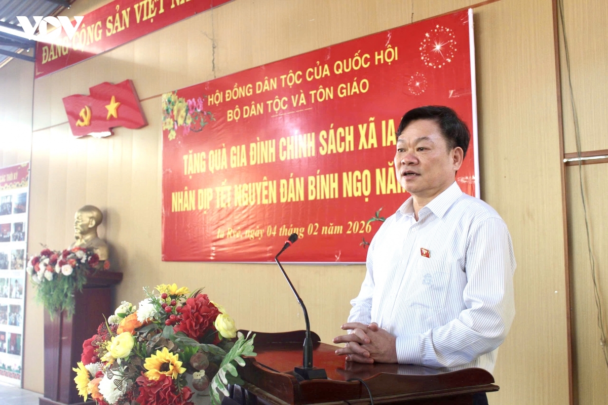 hoi dong dan toc tham, tang qua tet dong bao va chien si bien gioi tai Dak lak hinh anh 2