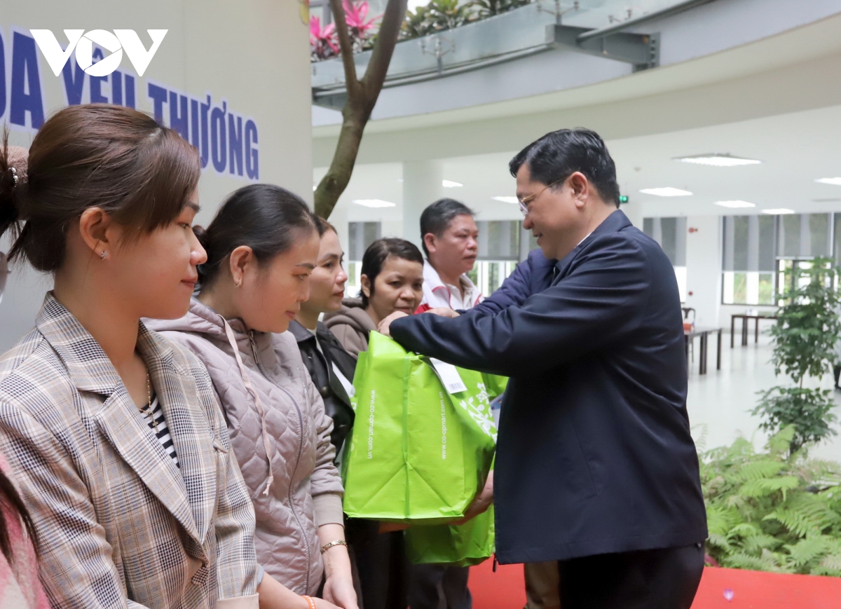 Am ap chuong trinh trao qua tet binh ngo 2026-gan ket Da nang, lan toa yeu thuong hinh anh 5