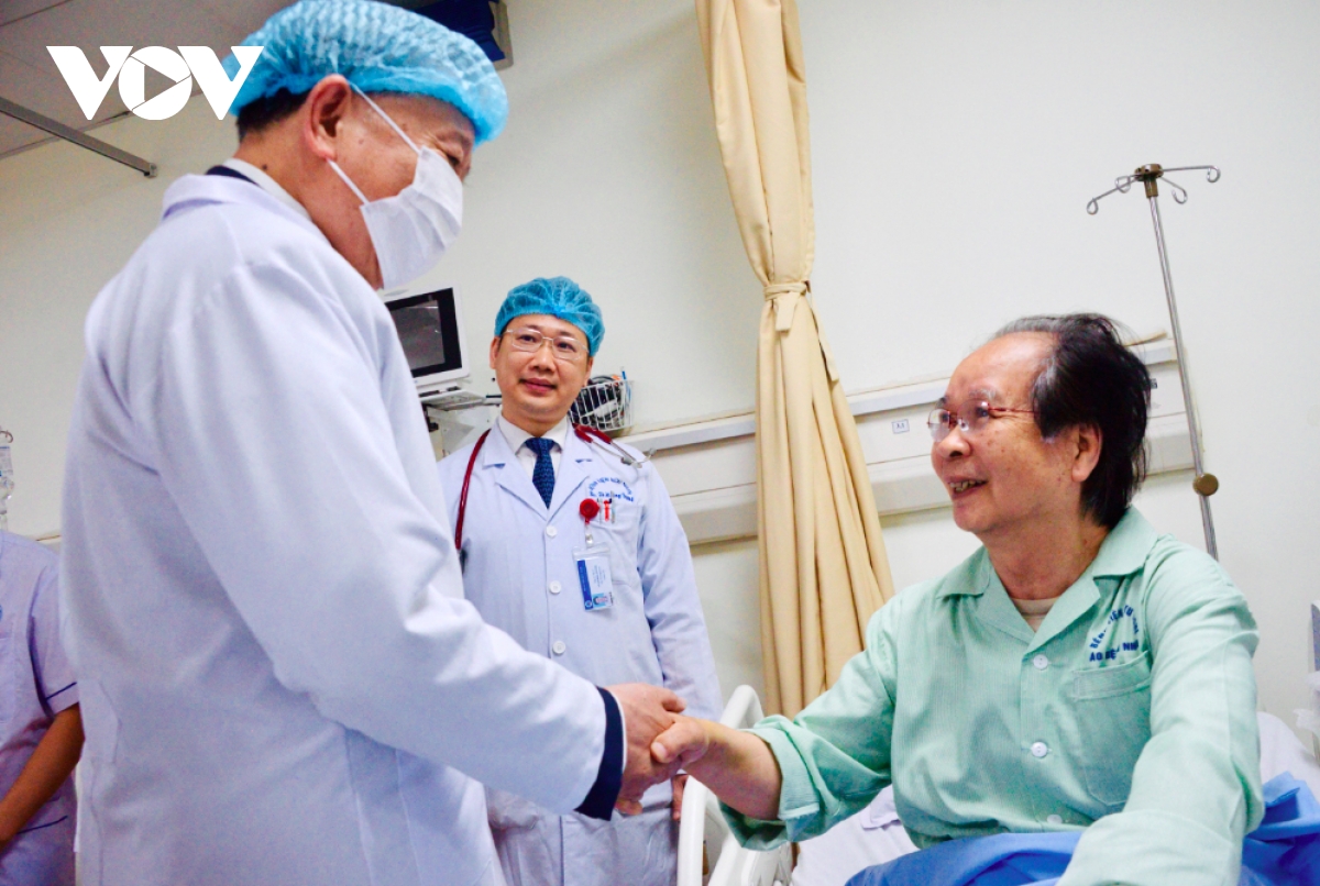 party chief calls for universal health coverage on vietnam doctors day picture 2