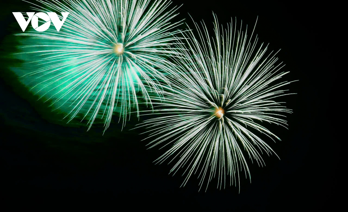 Hà Nội rực rỡ pháo hoa mừng năm mới Bính Ngọ 2026