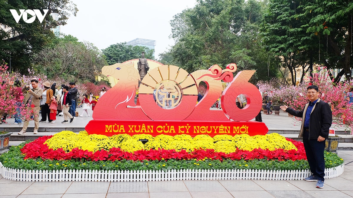 ha noi ruc ro co hoa ngay truoc tet nguyen dan binh ngo 2026 hinh anh 4