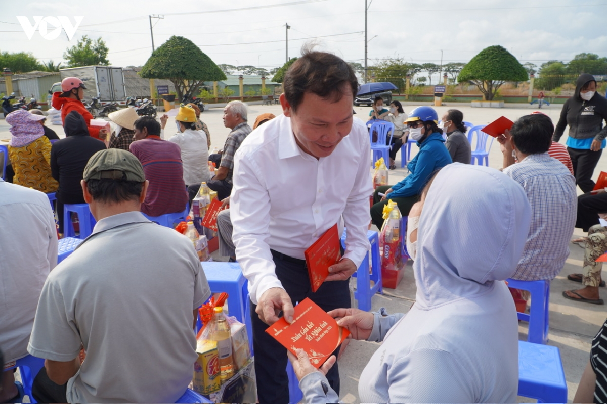 tp.hcm mang xuan doan ket tet yeu thuong den voi nguoi dan ven bien long son hinh anh 1
