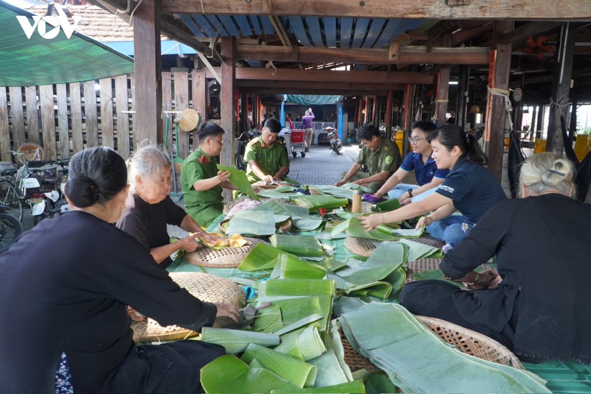 tp.hcm mang xuan doan ket tet yeu thuong den voi nguoi dan ven bien long son hinh anh 2