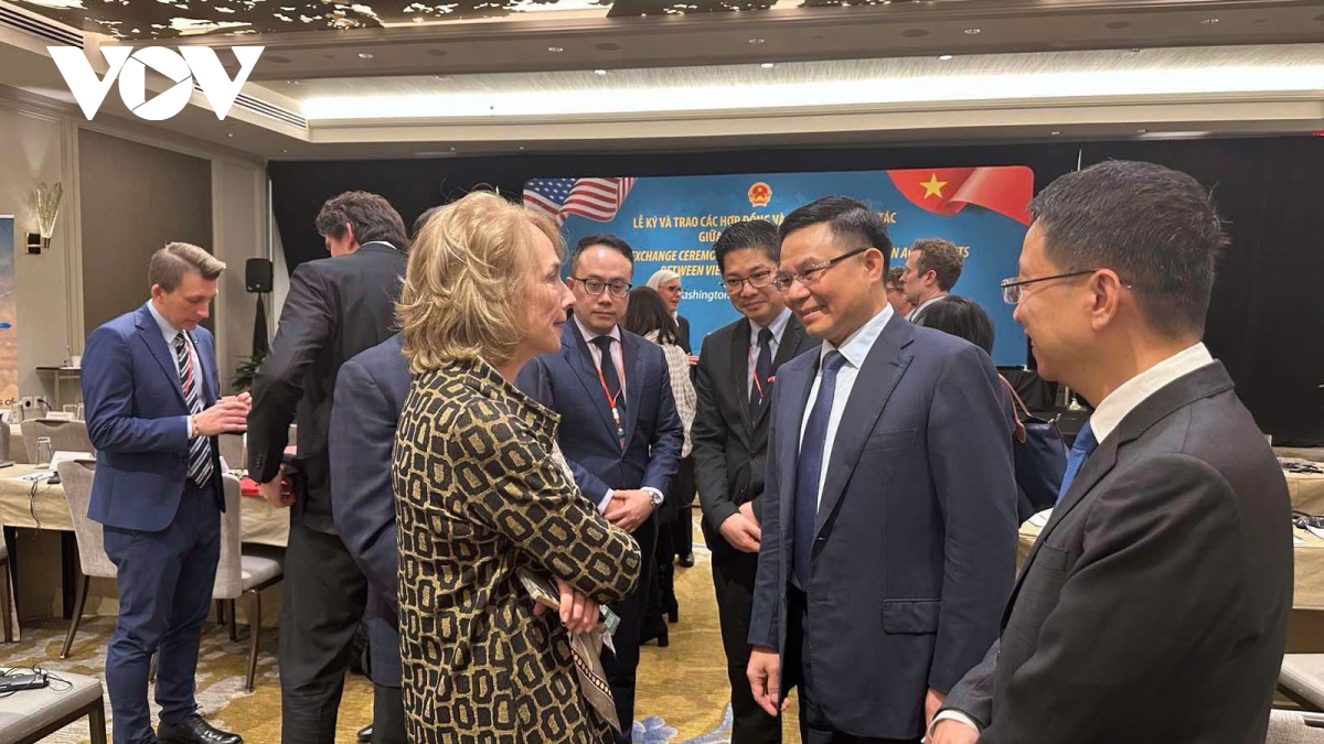 Quyền Bộ trưởng Lê Mạnh Hùng trao đổi với Giám đốc cơ quan Thương mại quốc tế Mỹ