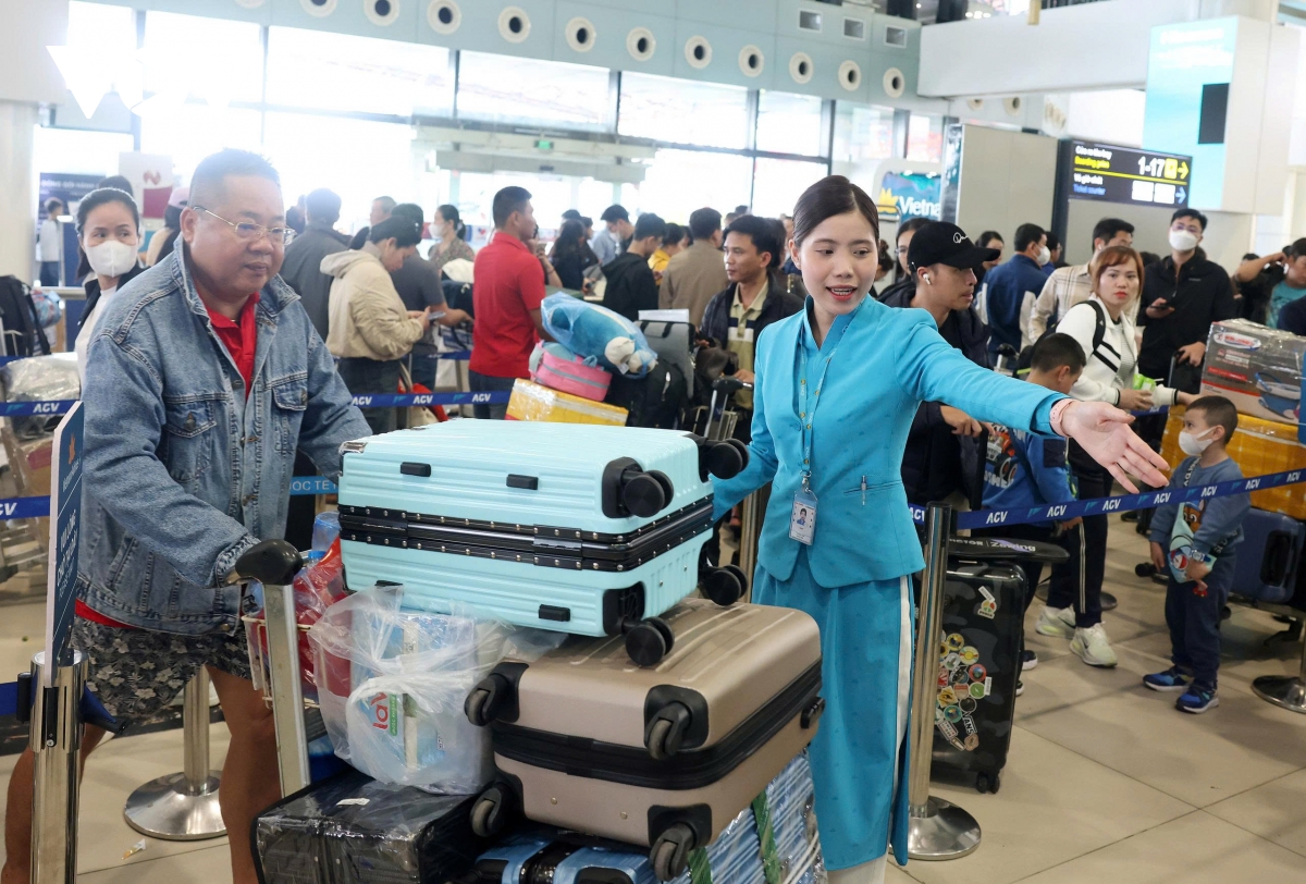 Sân bay Nội Bài đón lượng khách “kỷ lục” ngày cuối kỳ nghỉ Tết Nguyên đán