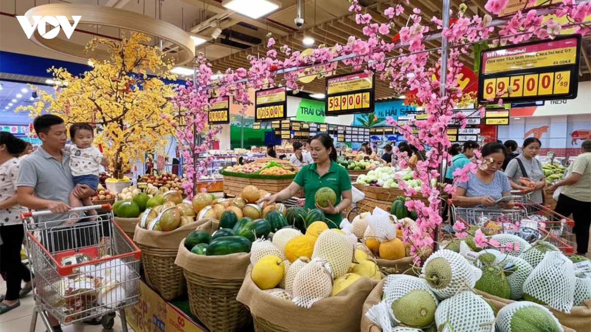 hang tet doi dao, sieu thi dong loat tung khuyen mai hinh anh 2