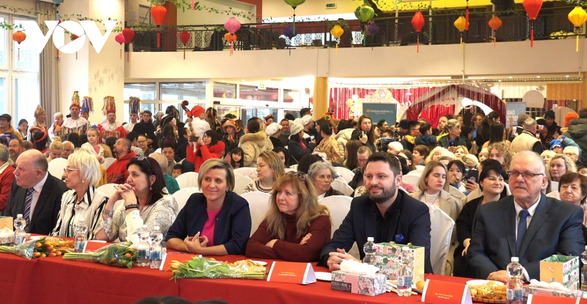 tet viet nam va le hoi masopust sec gan ket cong dong nguoi viet tai praha hinh anh 3