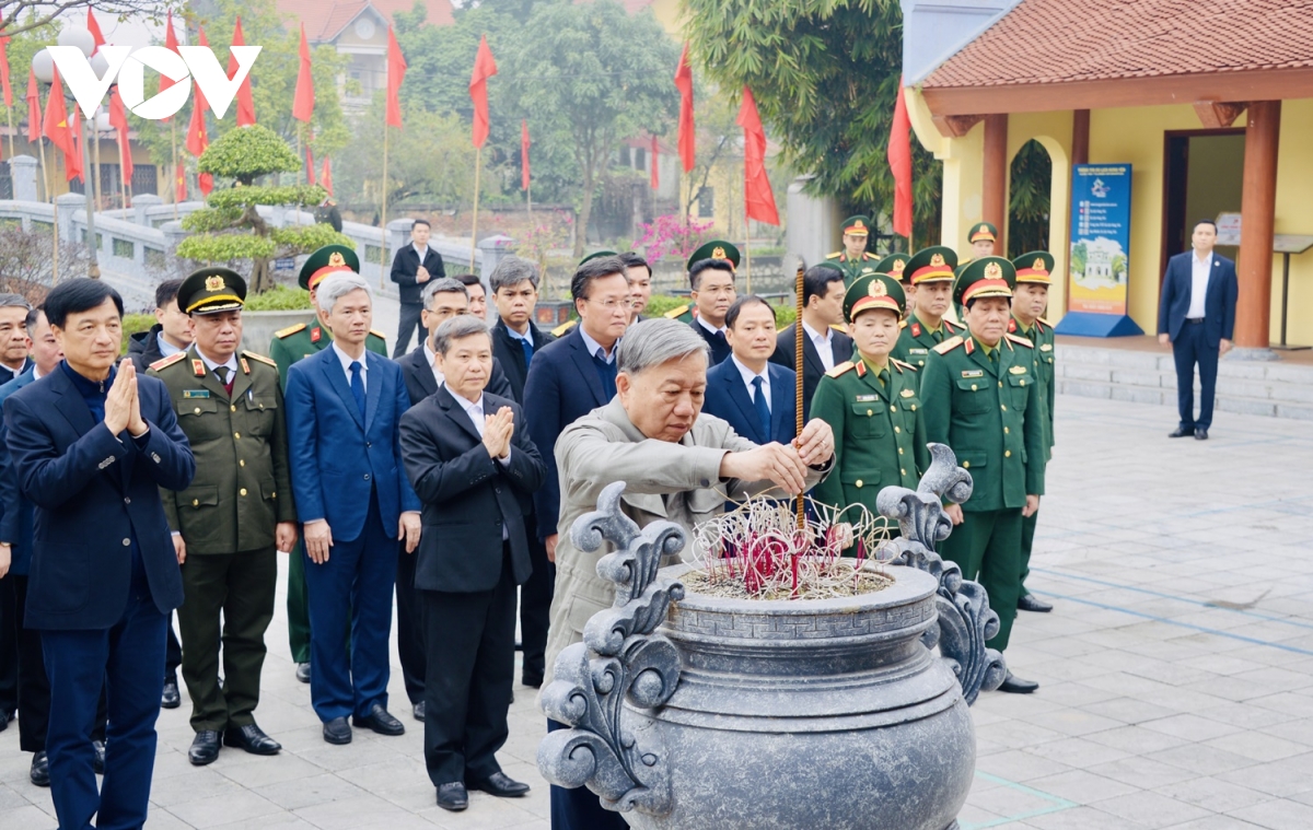 Tổng Bí thư Tô Lâm dâng hương tưởng nhớ các đồng chí lãnh đạo tiền bối