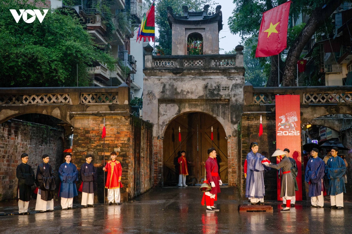 sac xuan thang long tro ve qua nhung nghi le giua pho co hinh anh 1