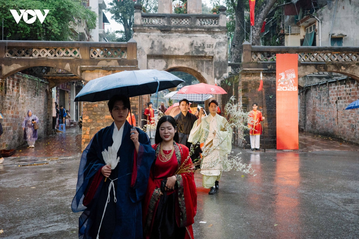 sac xuan thang long tro ve qua nhung nghi le giua pho co hinh anh 12