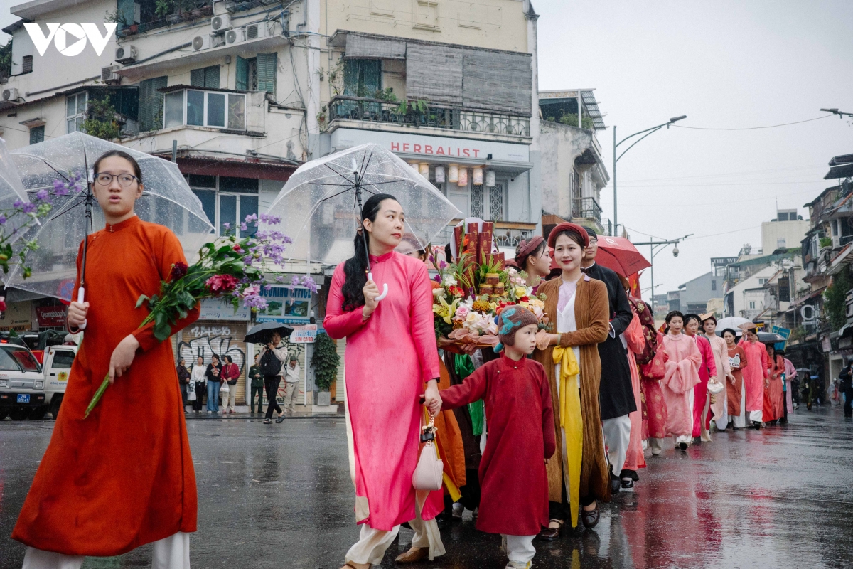 sac xuan thang long tro ve qua nhung nghi le giua pho co hinh anh 13