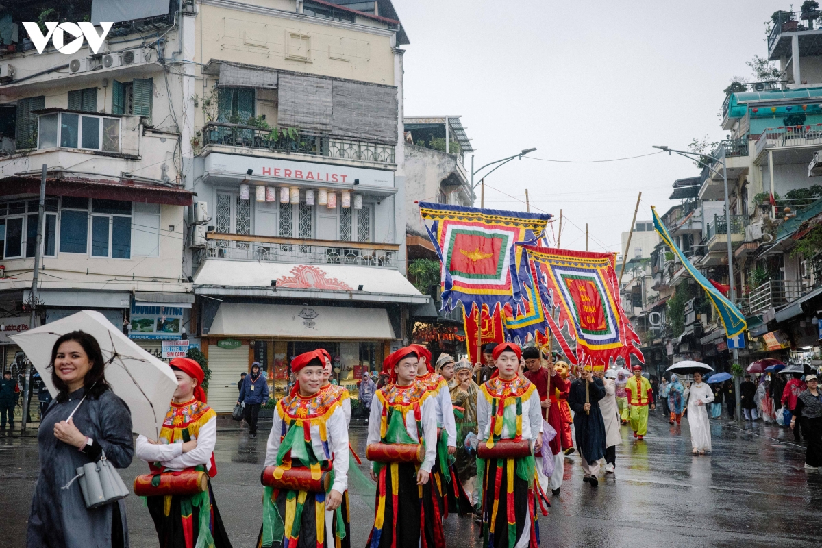 sac xuan thang long tro ve qua nhung nghi le giua pho co hinh anh 14