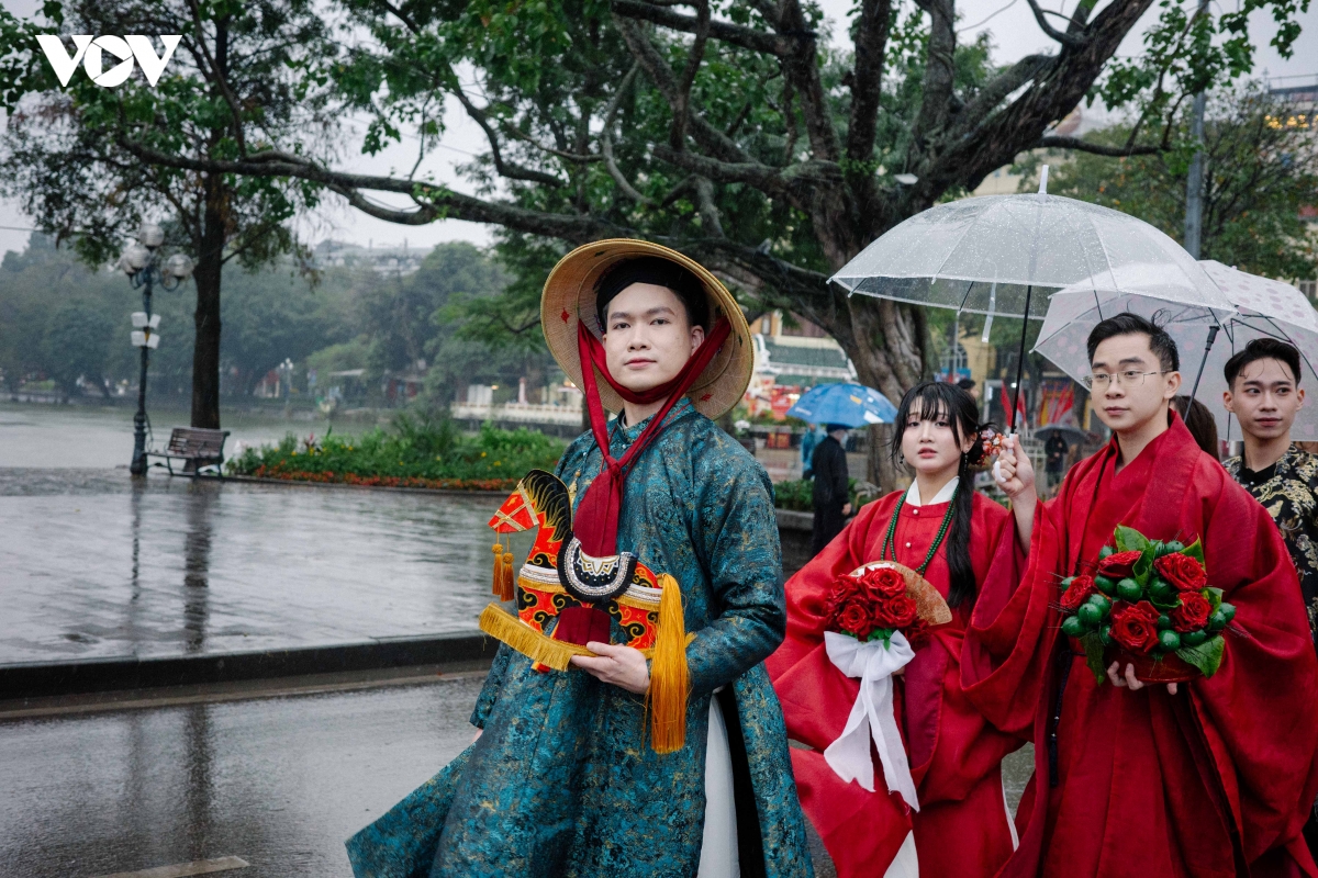 sac xuan thang long tro ve qua nhung nghi le giua pho co hinh anh 17
