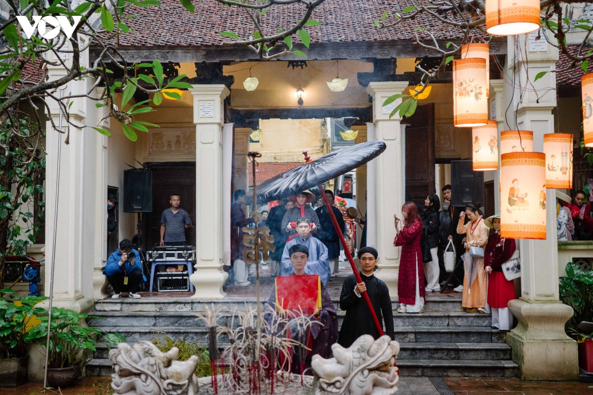 sac xuan thang long tro ve qua nhung nghi le giua pho co hinh anh 18
