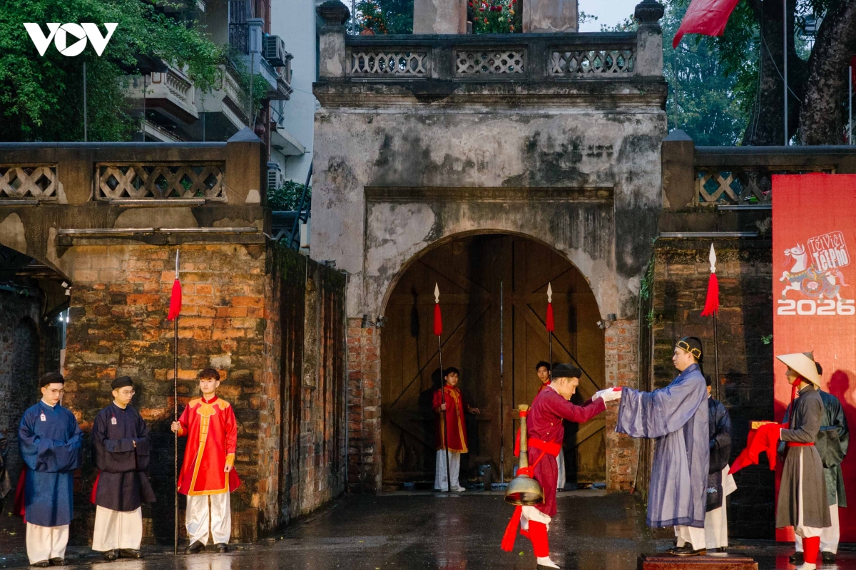 sac xuan thang long tro ve qua nhung nghi le giua pho co hinh anh 2