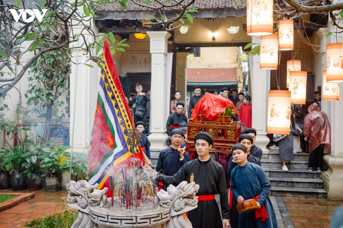 sac xuan thang long tro ve qua nhung nghi le giua pho co hinh anh 20
