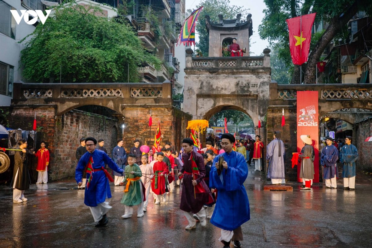 sac xuan thang long tro ve qua nhung nghi le giua pho co hinh anh 4