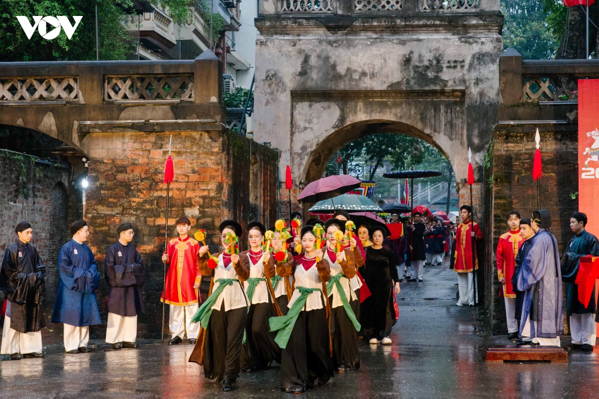 sac xuan thang long tro ve qua nhung nghi le giua pho co hinh anh 7