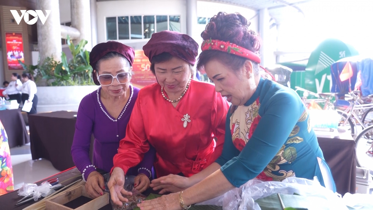 huong tet viet tren dat thai goi tron tinh que vao nep nuong, la dong hinh anh 1