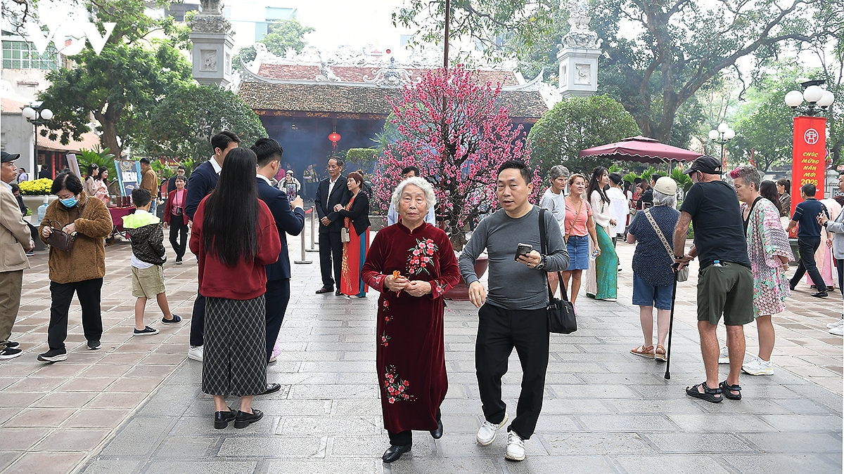 Dau xuan di le thang long tu tran, net dep van hoa lau doi cua nguoi ha noi hinh anh 4