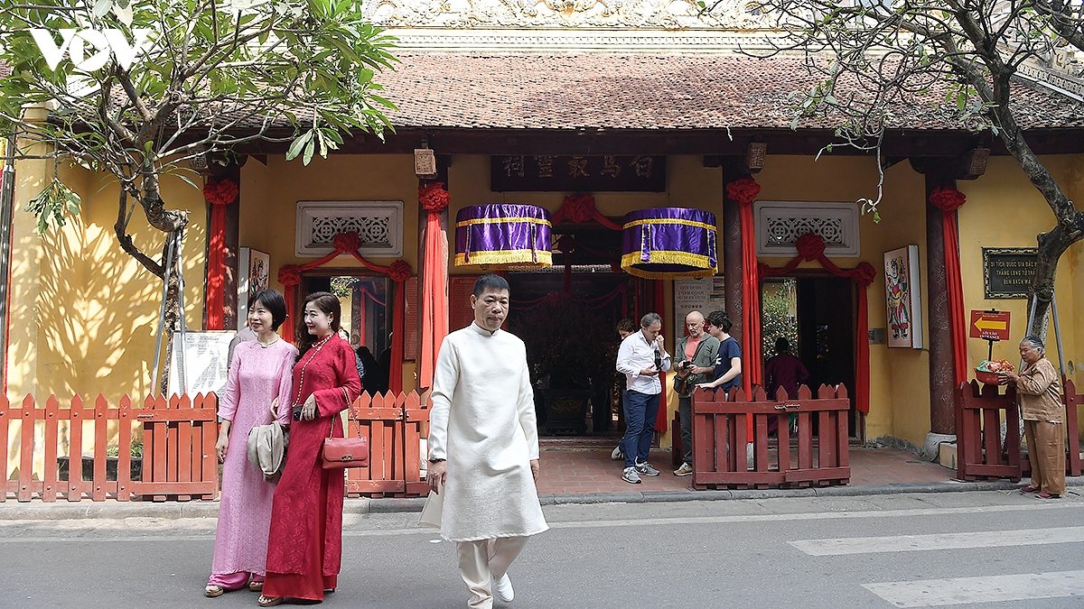 Dau xuan di le thang long tu tran, net dep van hoa lau doi cua nguoi ha noi hinh anh 1