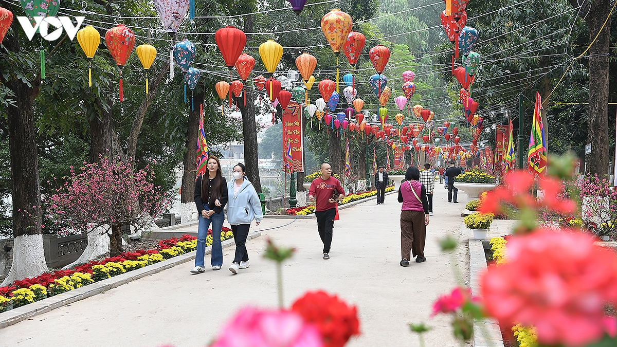 Dau xuan di le thang long tu tran, net dep van hoa lau doi cua nguoi ha noi hinh anh 2