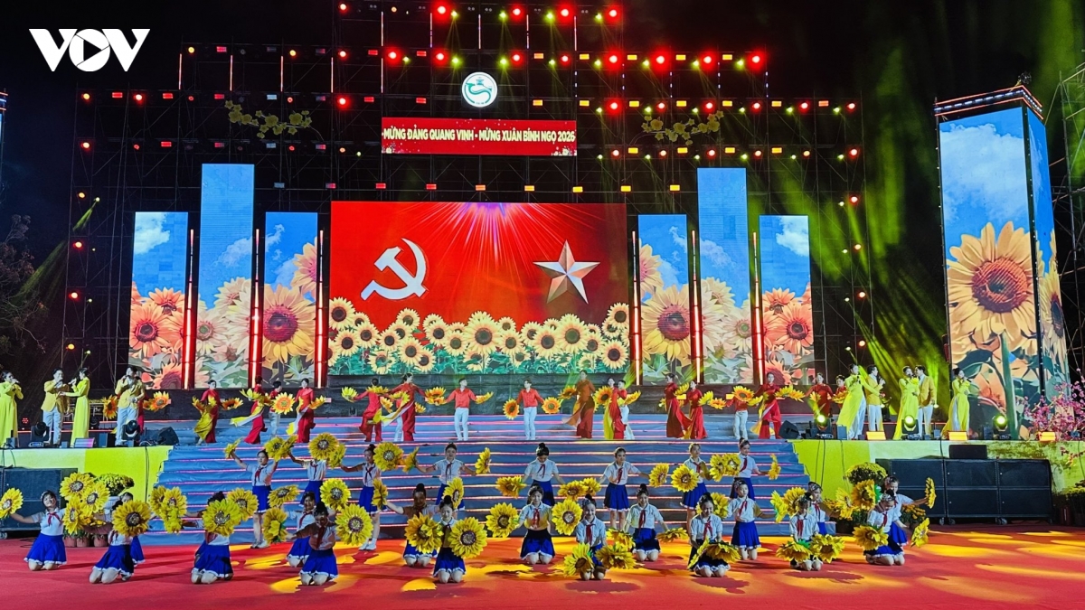 can tho ruc sang dem giao thua, tung bung chao xuan binh ngo 2026 hinh anh 2