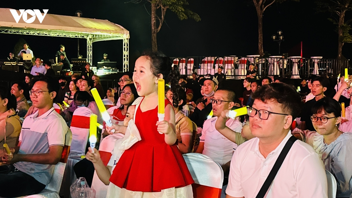 can tho ruc sang dem giao thua, tung bung chao xuan binh ngo 2026 hinh anh 3