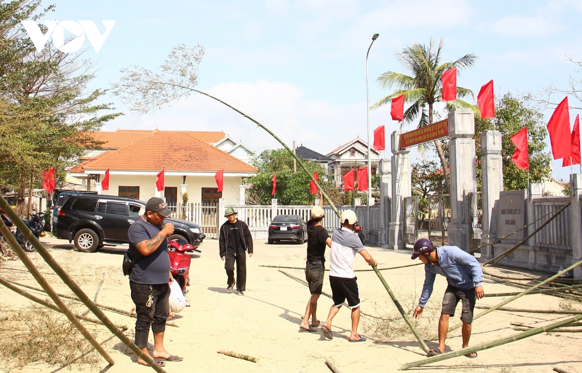 Đi chợ mua “nêu” ngày cận Tết