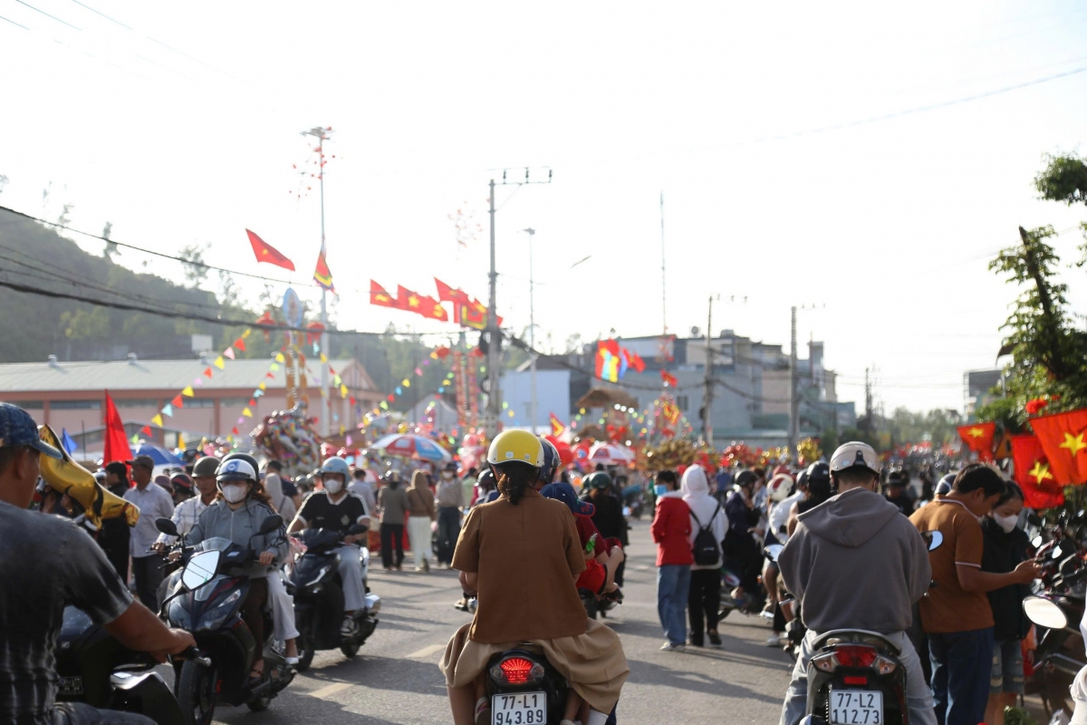 du xuan phien cho doc nhat gia lai hop vao mung 1 tet hinh anh 1