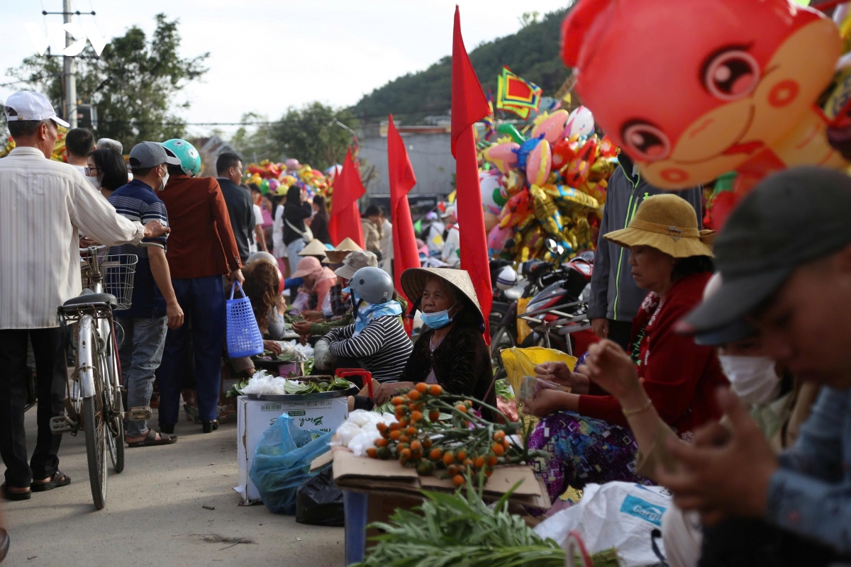 du xuan phien cho doc nhat gia lai hop vao mung 1 tet hinh anh 2