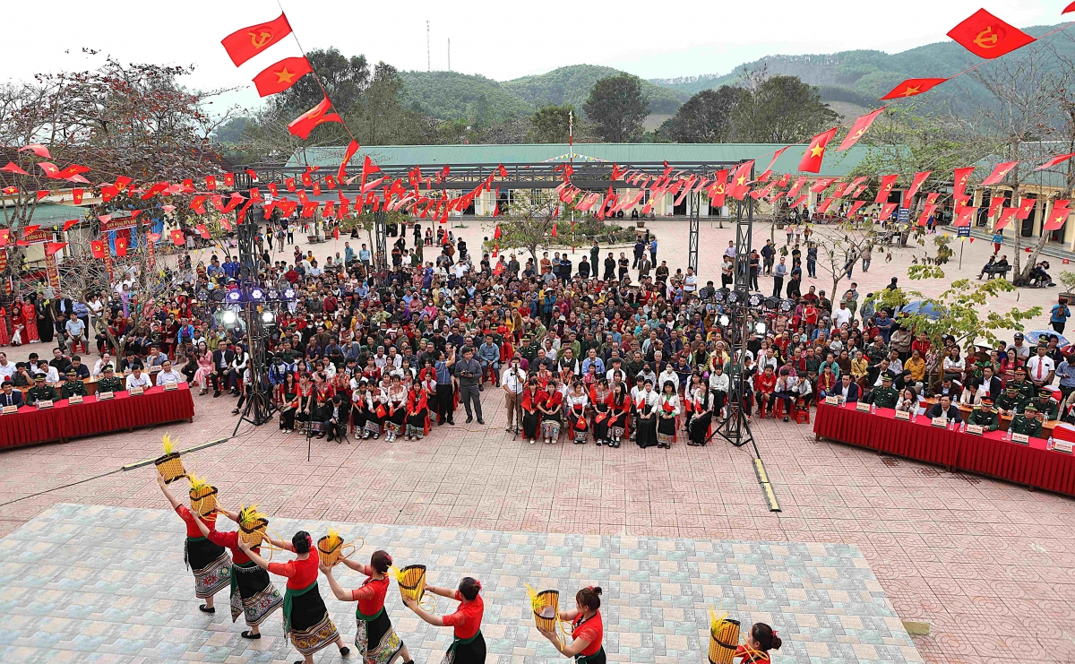 Am ap chuong trinh xuan bien phong - Am long dan ban tai xa bien gioi nghe an hinh anh 1