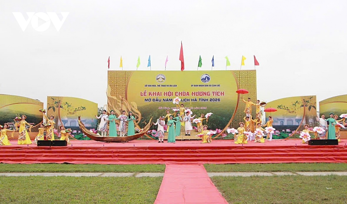 Chùa Hương Tích - Hà Tĩnh chật kín du khách ngày khai hội