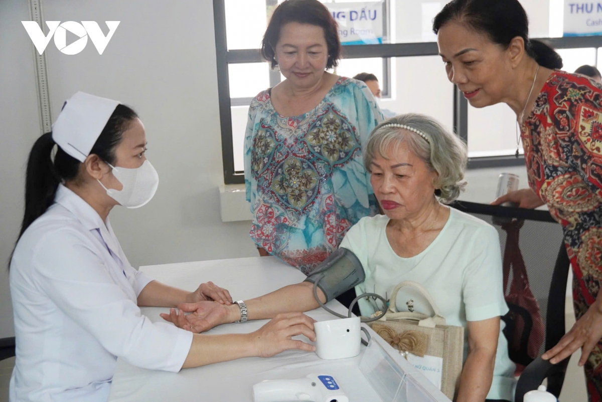 tp.hcm lan dau ra mat doi cham soc suc khoe lien tuc gan voi dia ban hinh anh 1