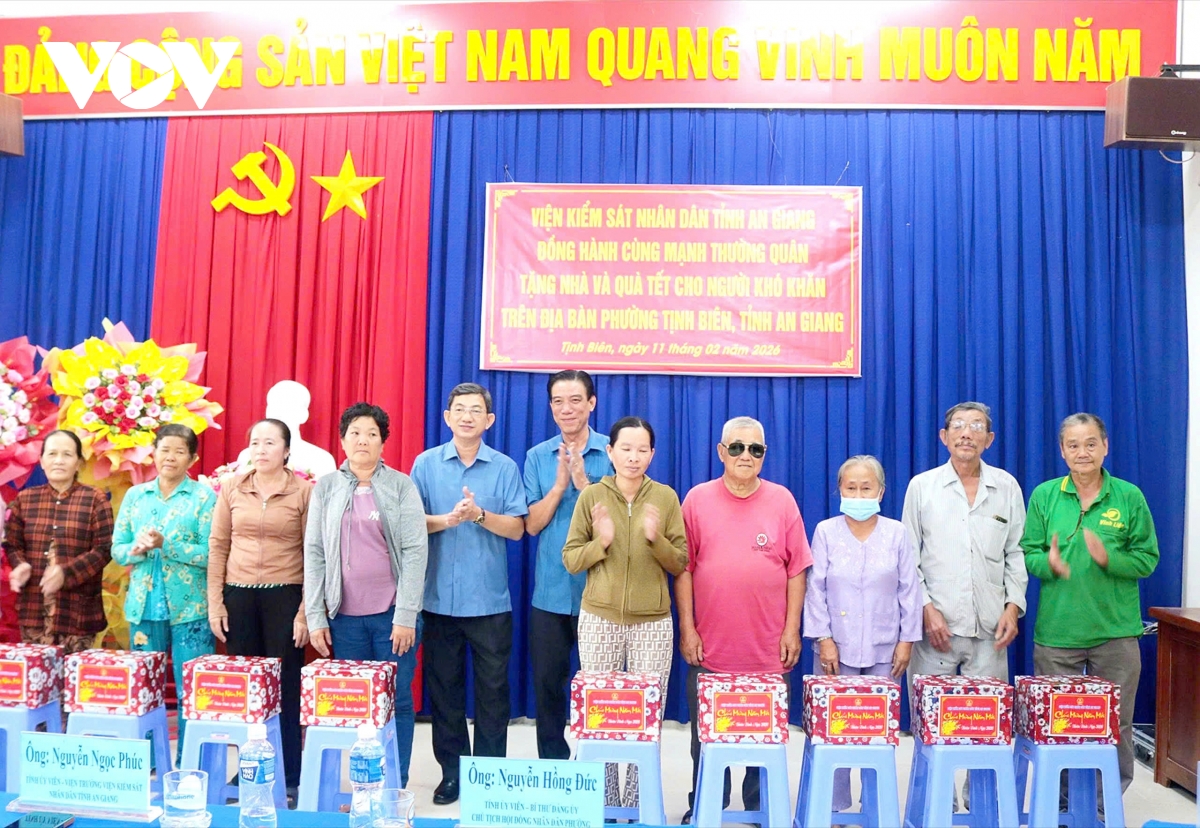 Phường Tịnh Biên, An Giang trao quà Tết cho gia đình chính sách và hộ nghèo