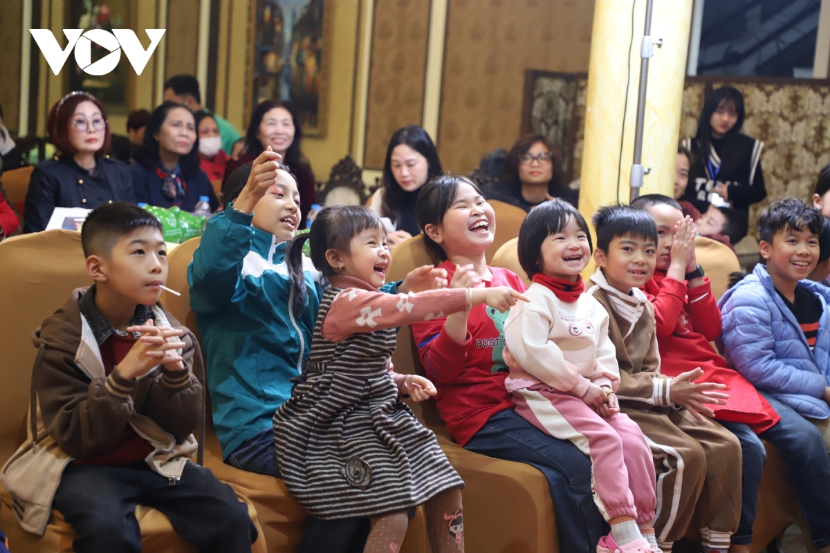 “Xuân ấm áp - Tết sẻ chia” với trẻ bại não ở Ninh Bình