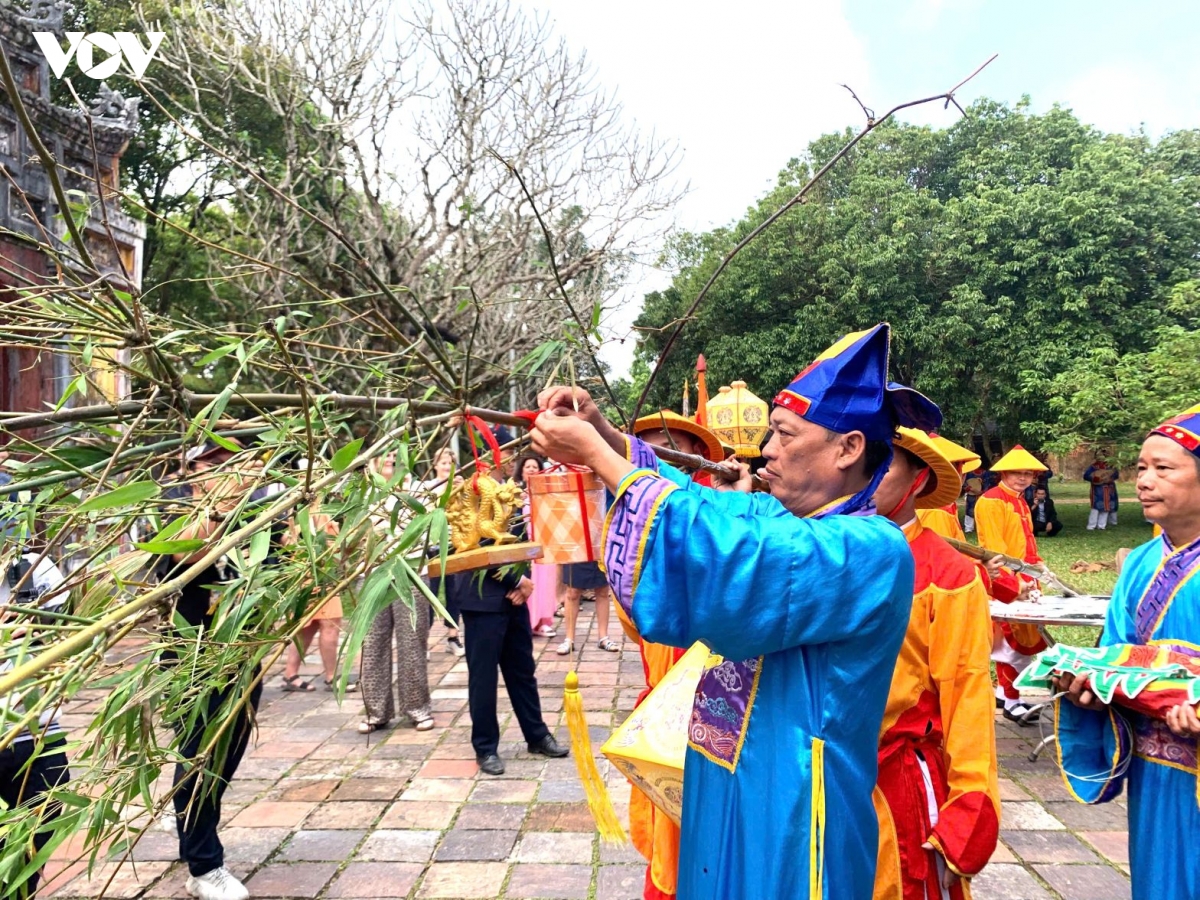 du khach thich thu xem tai hien nghi le dung neu don tet tai Dai noi hue hinh anh 2