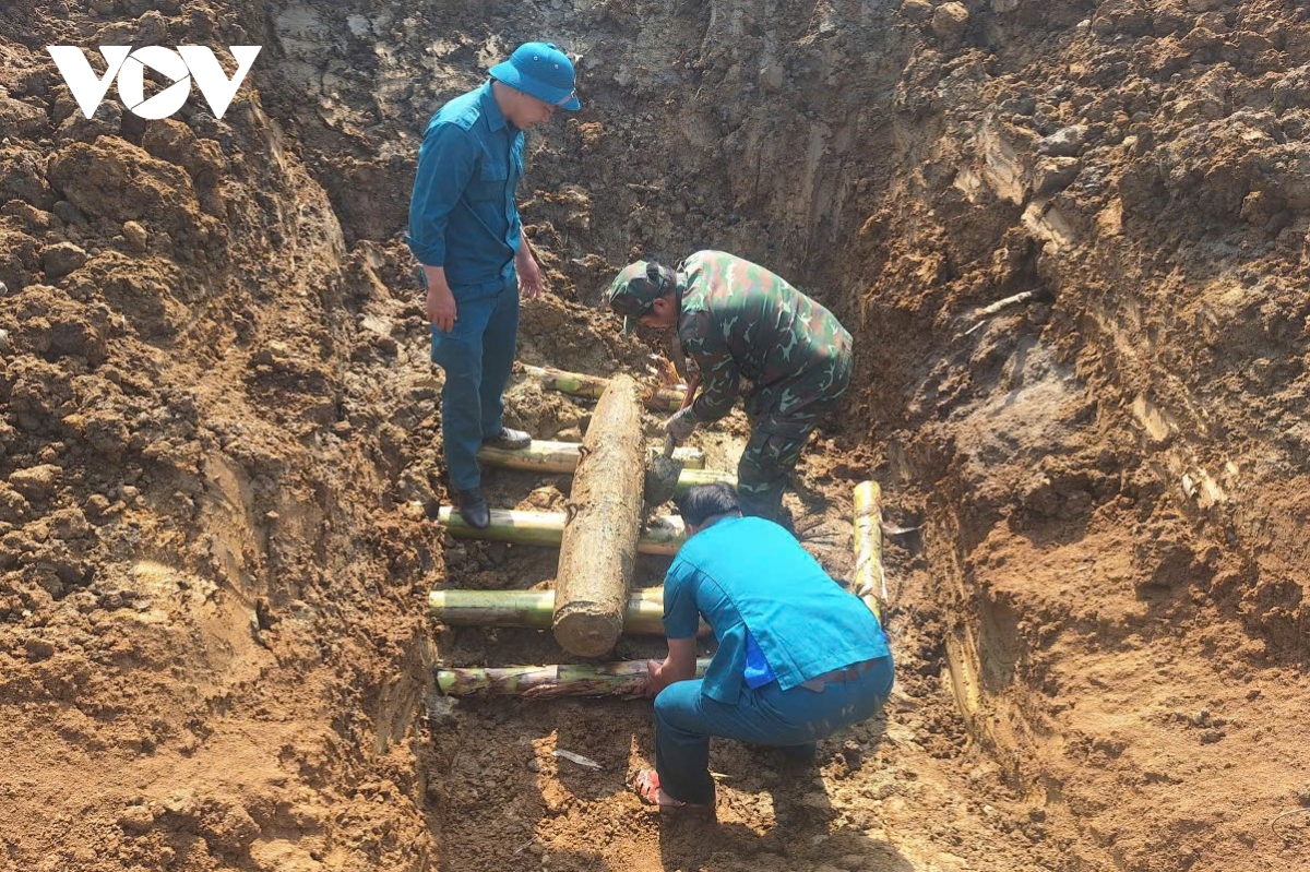Đào đất phát hiện bom, đầu đạn còn sót lại sau chiến tranh ở Đắk Lắk
