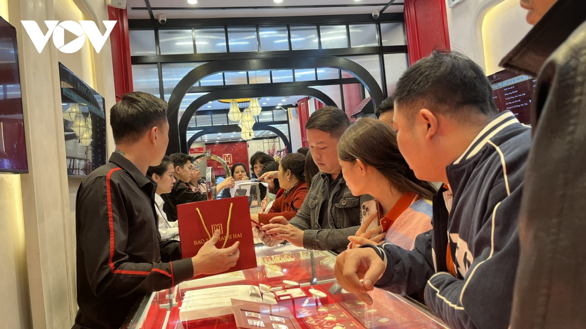 gia vang the gioi tang, vang tu nhan di ngang nha dau tu lo nang, giao dich kho hinh anh 2