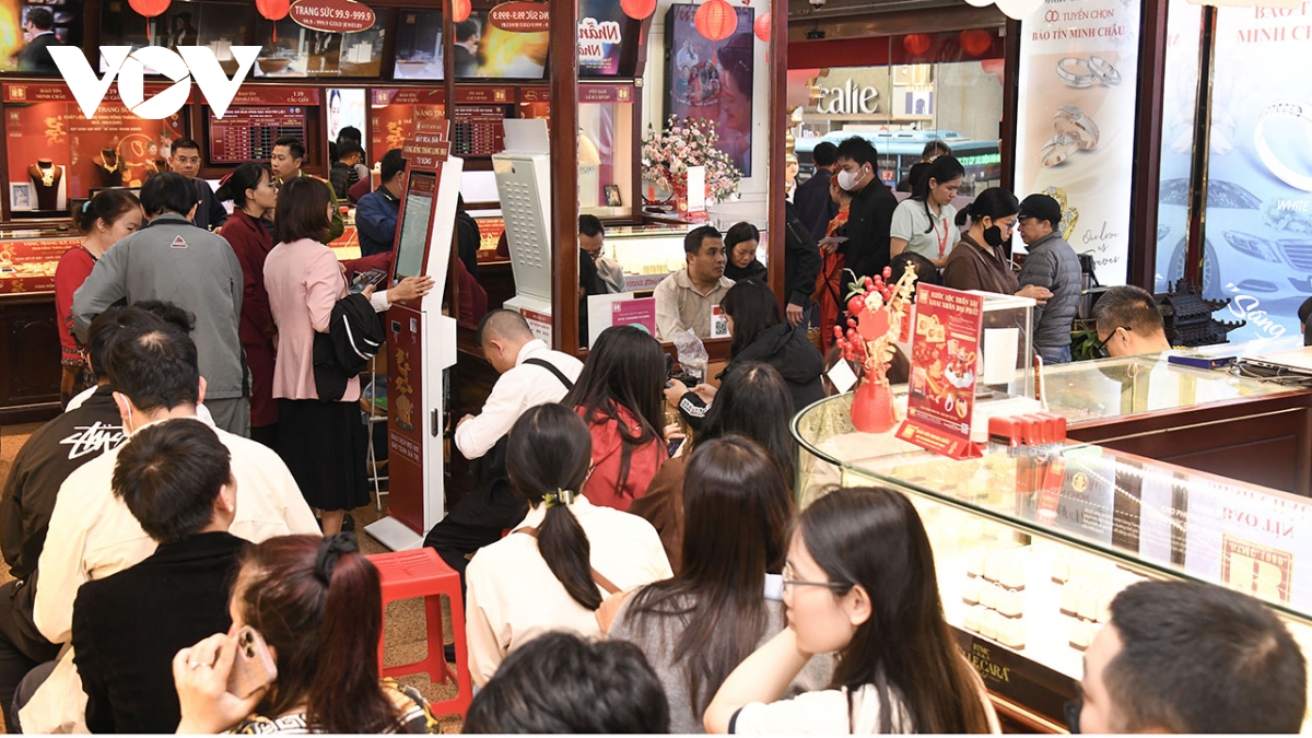 gia vang trong nuoc giam nhung van neo cao so voi the gioi hinh anh 2