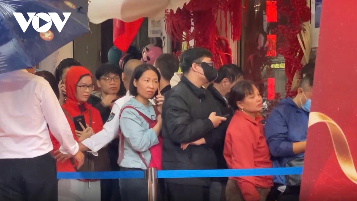 gia vang trong nuoc giam nhung van neo cao so voi the gioi hinh anh 1