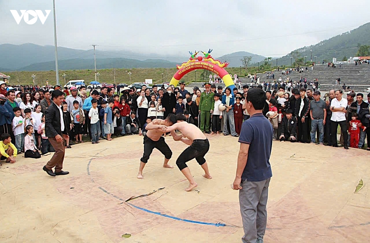 chua huong tich - ha tinh chat kin du khach ngay khai hoi hinh anh 4